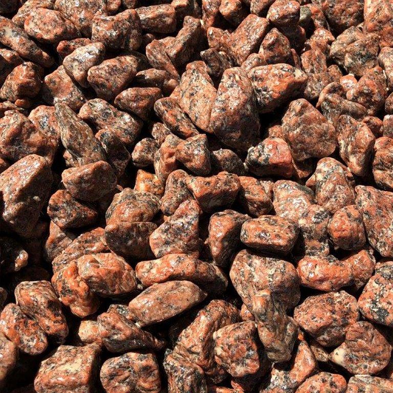 Dekorsten. Röd Tumlad Granit. 15-25 mm. Stengrossen