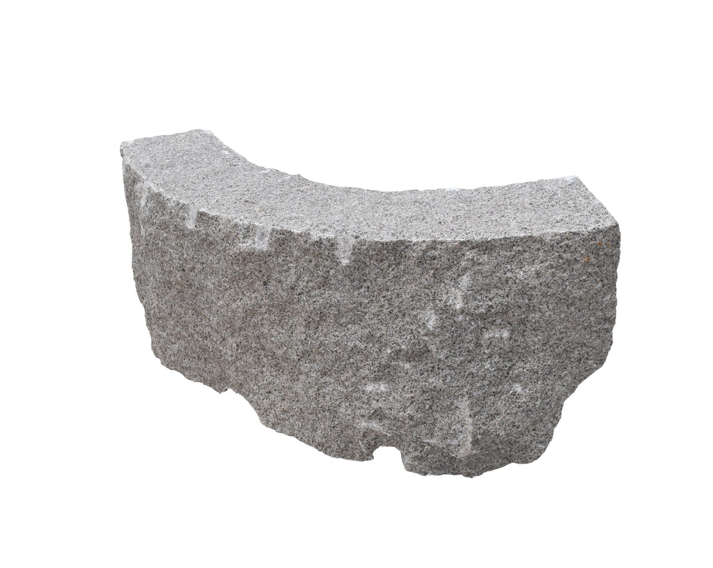 Kantsten från Bohuslän. Granit. Grå. Svängd sten