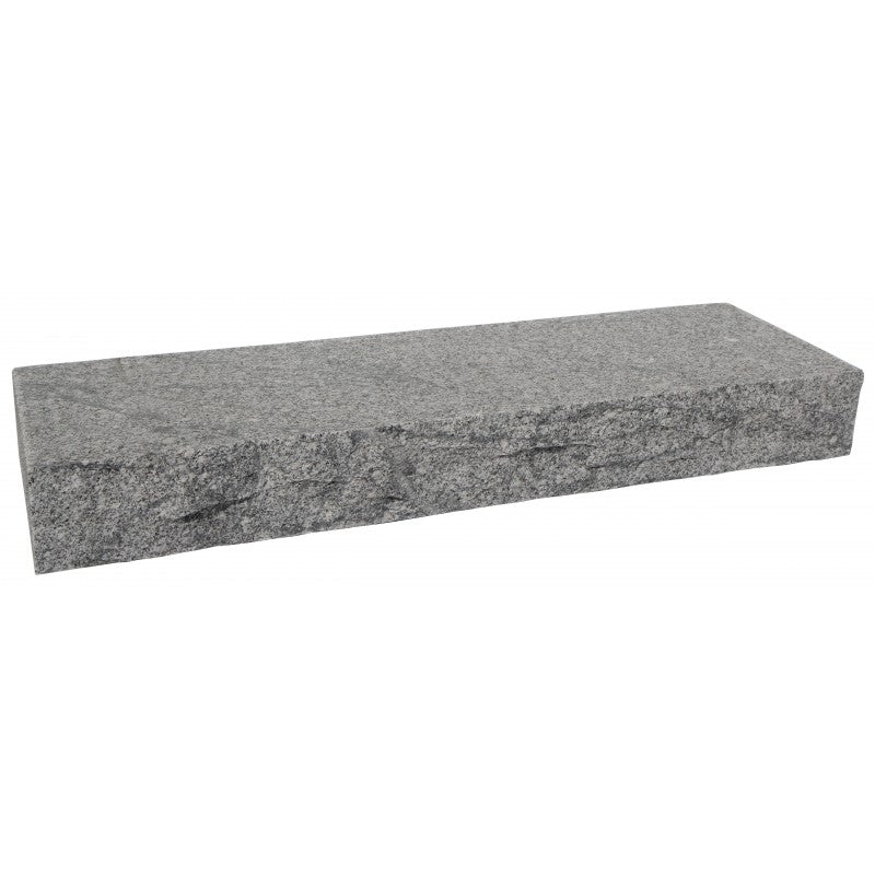 Trappsteg i granit. 150x36x14 cm. Grå. Råkilad framme.
