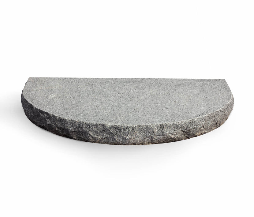 Entréplan i granit från Portugal, storlek 150x100x15 cm, med flammad ovansida, råhuggna kortsidor och framsida samt sågad undersida. Stengrossen säljer produkten.
