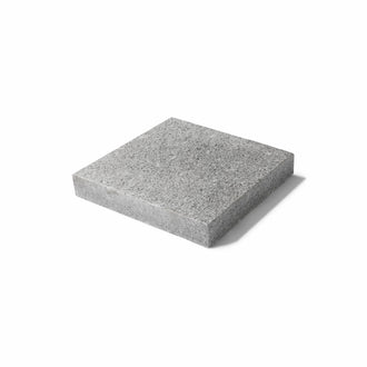 Stenplatta i granit. Storleken är 38x38x3 cm. Färgen är grå. Den stenplatta kan också kallas för granitplatta och granithäll. Säljs av Stengrossen.se