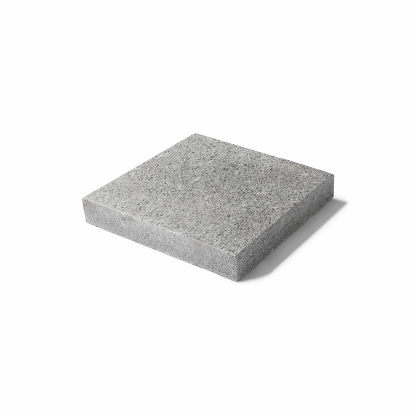 Stenplatta i granit. Storleken är 38x38x3 cm. Färgen är grå. Den stenplatta kan också kallas för granitplatta och granithäll. Säljs av Stengrossen.se