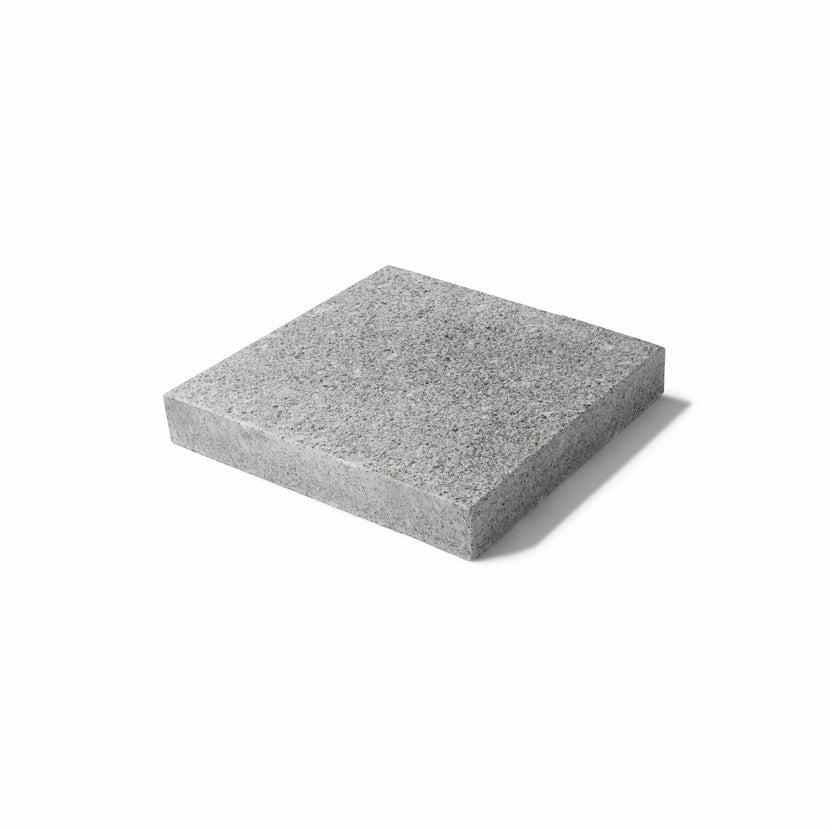 Stenplatta i granit. Storleken är 35x35x6 cm. Färgen är grå. Granitplattor kallas av för hällar. Säljs av Stengrossen.se