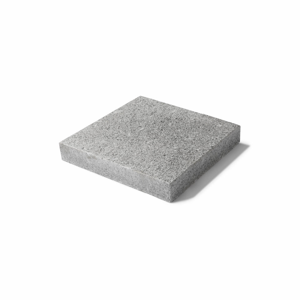 Stenplatta i granit. Storleken är 35x35x6 cm. Färgen är grå. Granitplattor kallas av för hällar. Säljs av Stengrossen.se