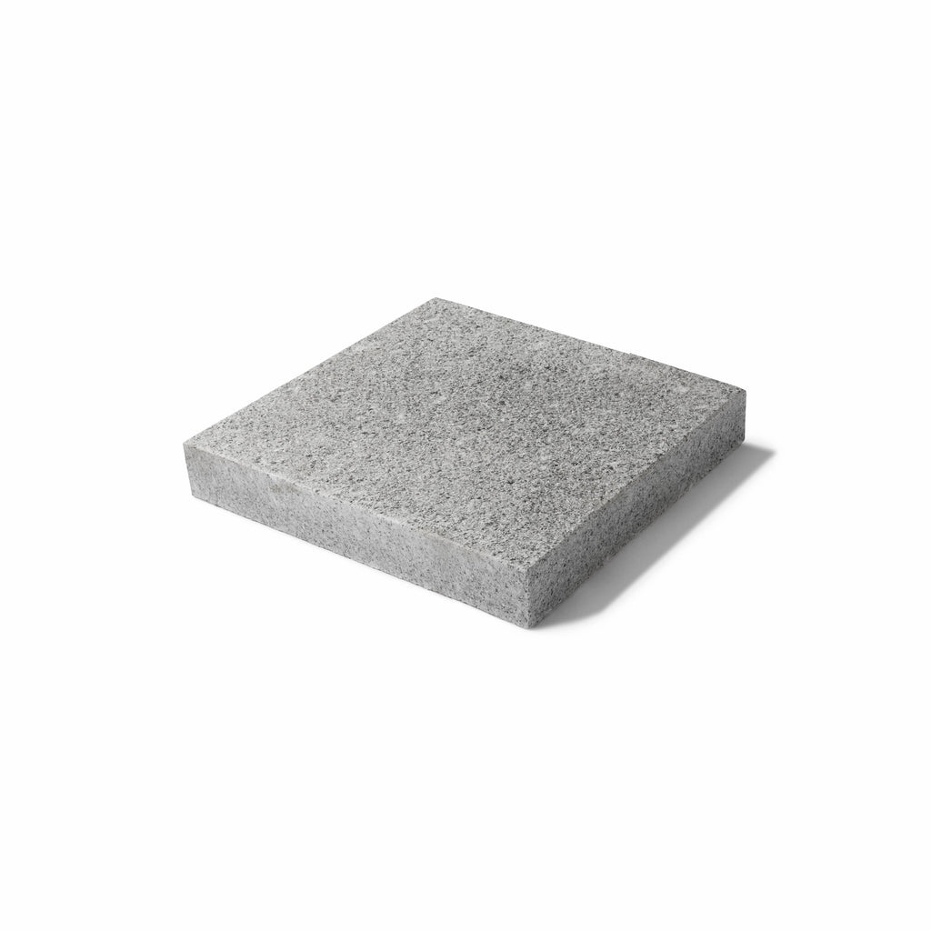 Grå granitplatta från Portugal. 35x35x6 cm. Körbar för bilar.