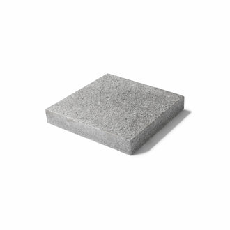 Stenplatta i granit. Färgen är grå. Storleken är 57 x 57 x 3 cm. Denna granitplatta kan också benämnas som granithäll och granitplatta. Säljs av Stengrossen.se