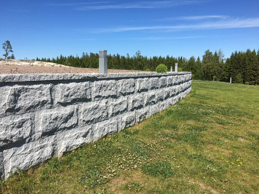 Murbeklädnad i granit. Grå. Stengrossen