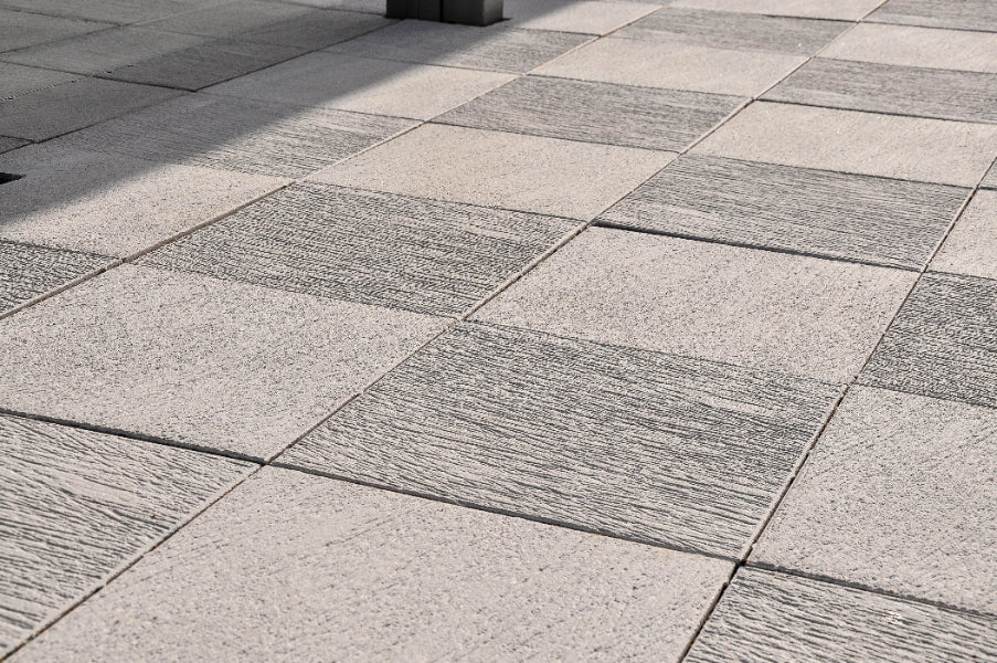 Ravel-plattor i vitt och antracit från S:T Eriks, harmoniskt kombinerade för att ge en dynamisk och stilren känsla på gångytor. Stengrossen säljer produkten.