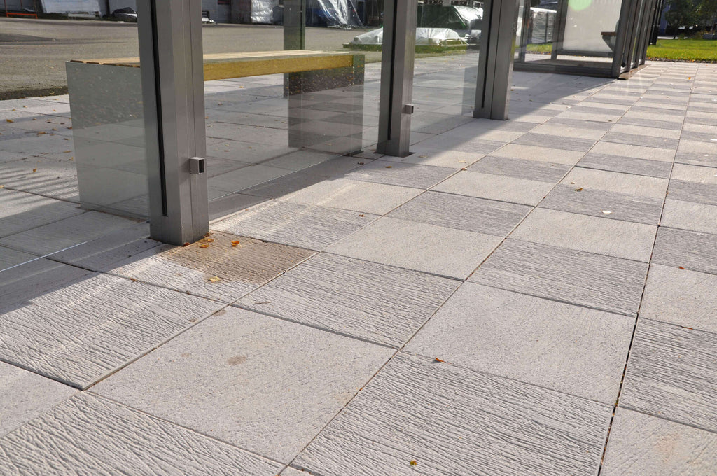 Blandning av vita och antracitfärgade Ravel-plattor från S:T Eriks, skapar en modern och kontrastfull yta i offentliga miljöer. Stengrossen säljer produkten.