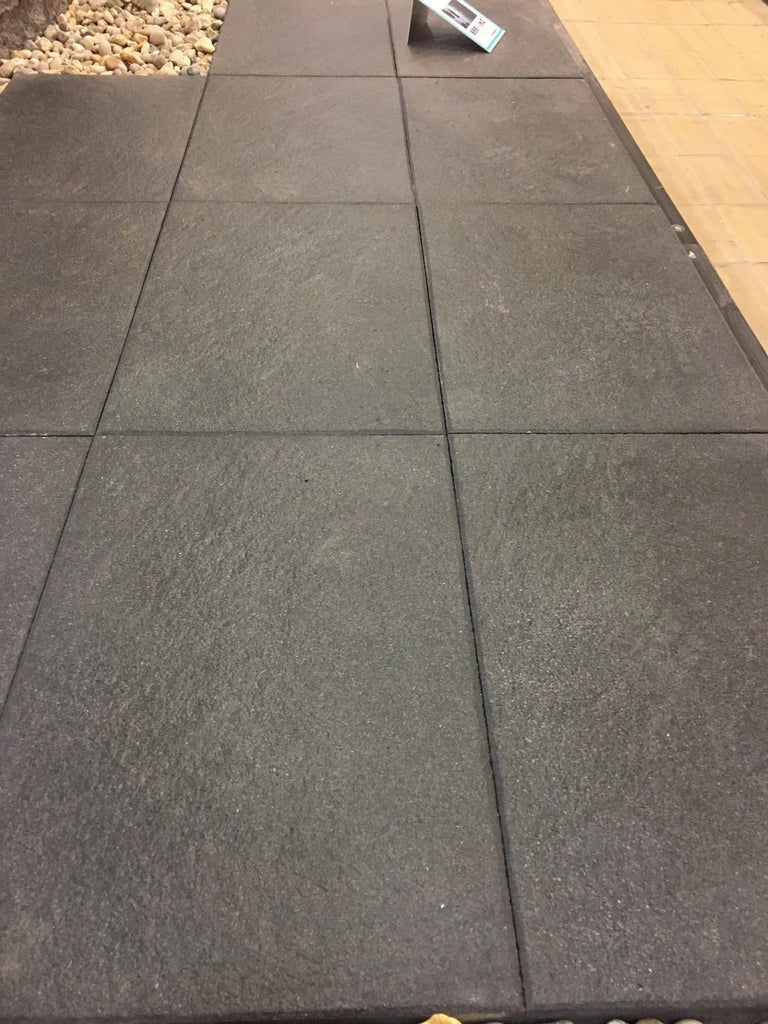 Närbild av svart Gerlux-platta från S:T Eriks, designad för att ge en stilren och modern uteplats. Storleken är 400x600x45 mm. Stengrossen säljer produkten.