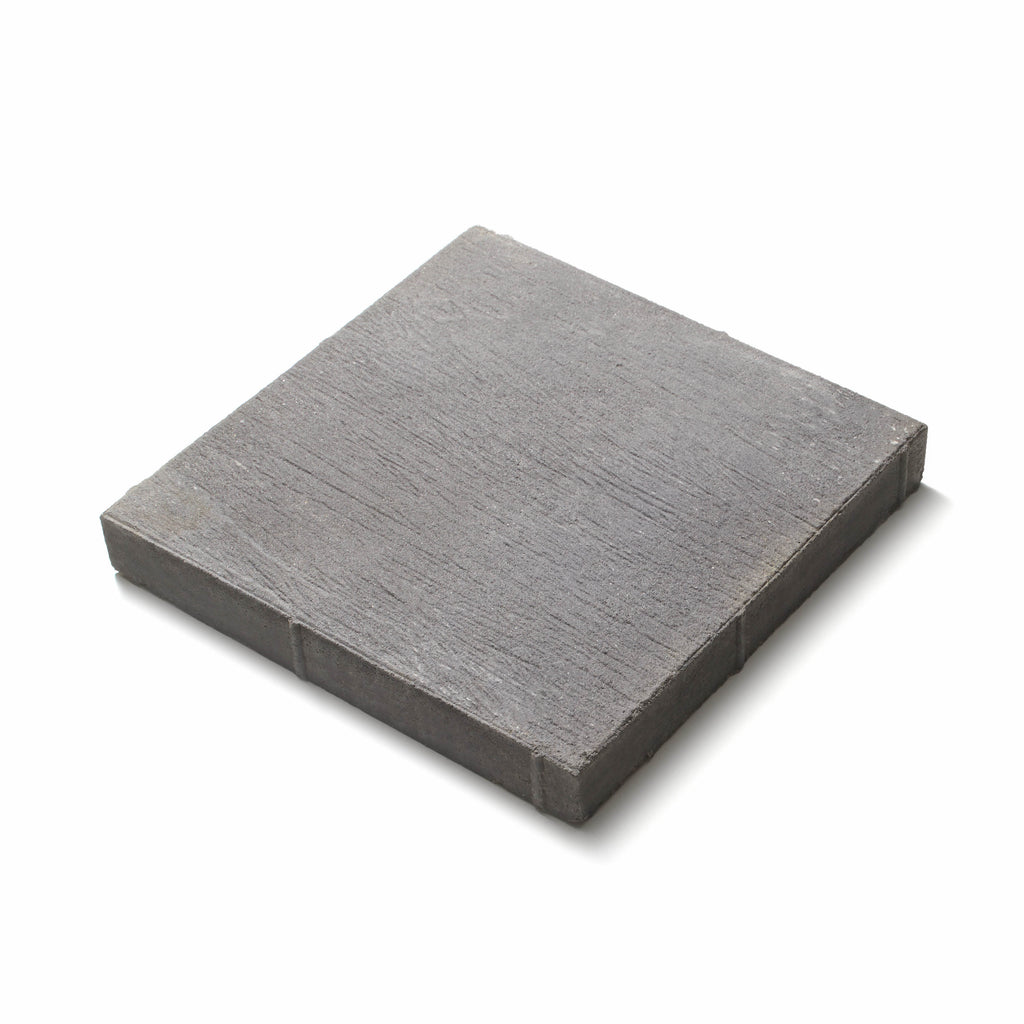 Närbild av antracitfärgad Ravel-platta från S:T Eriks med blästrad och lättborstad yta, skapar ett elegant uttryck i offentliga utemiljöer. Stengrossen säljer produkten.