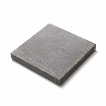 Närbild av antracitfärgad Ravel-platta från S:T Eriks med blästrad och lättborstad yta, skapar ett elegant uttryck i offentliga utemiljöer. Stengrossen säljer produkten.