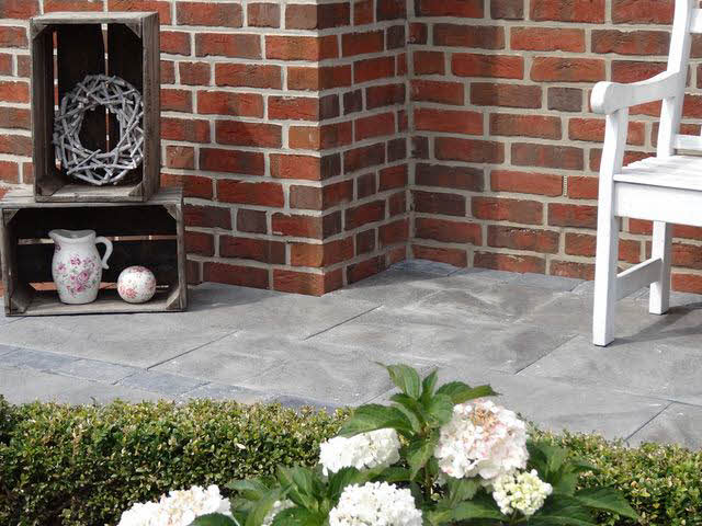 Stor och modern Gerlo-platta från S:T Eriks med strukturerad och melerad yta. Perfekt för gångar och vistelseytor. Storleken är 400x600x45 mm. Stengrossen säljer produkten.