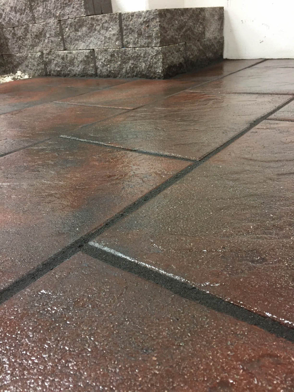 Rektangulär Gerlo-platta från S:T Eriks i röd-svart nyans, med impregnerad yta som är lätt att rengöra. Perfekt för gångar och uteplatser. Storleken är 400x600x45 mm. Stengrossen säljer produkten.