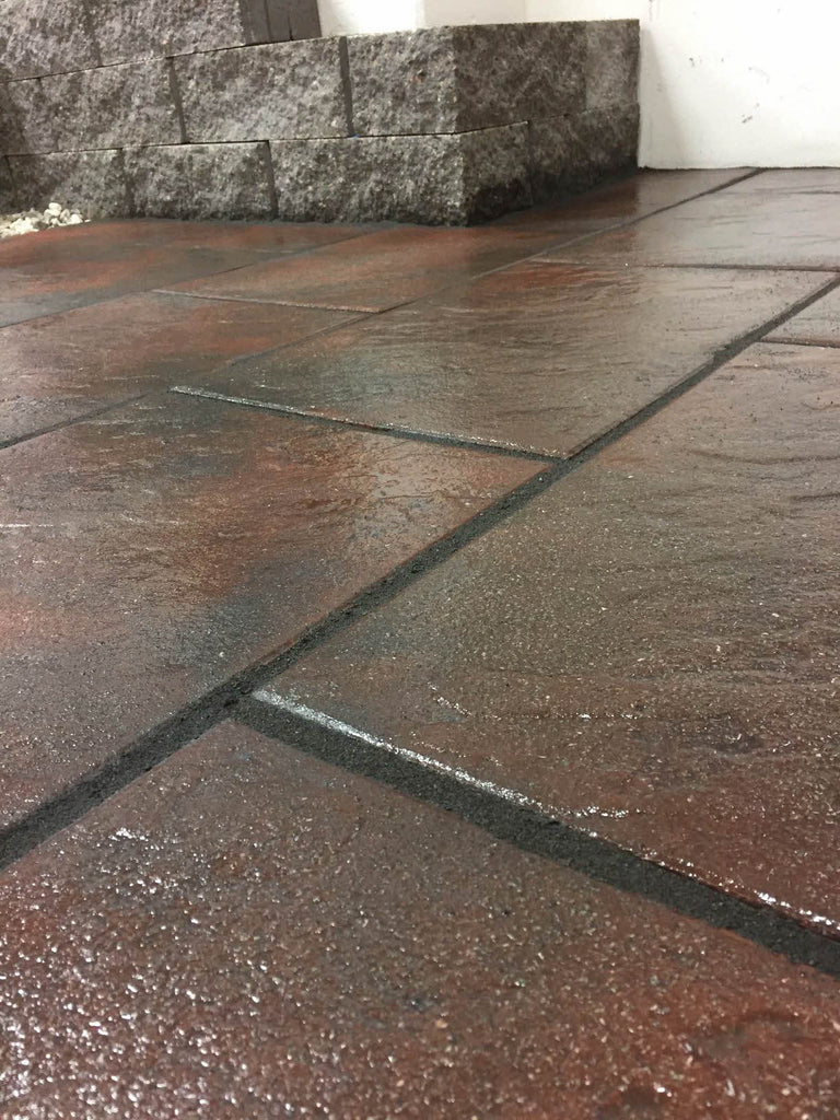 Rektangulär Gerlo-platta från S:T Eriks i röd-svart nyans, med impregnerad yta som är lätt att rengöra. Perfekt för gångar och uteplatser. Storleken är 400x600x45 mm. Stengrossen säljer produkten.