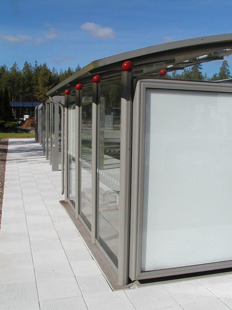 Vit Ravel-trädgårdsplatta med stilren ytstruktur, idealisk för torg, gångstråk och andra offentliga platser. Stroleken är 400x400x80 mm. Stengrossen säljer produkten.