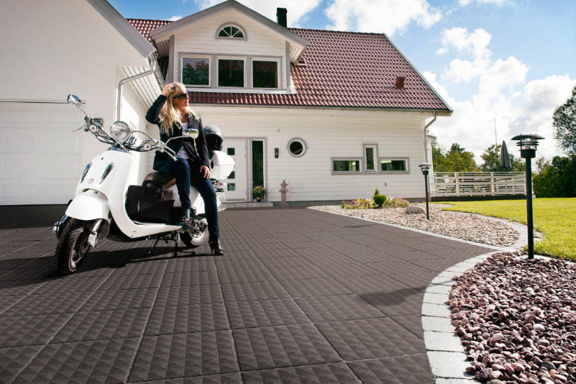 Spektra-platta, 400x400x40 mm i antracit från S:T Eriks med grafiskt mönster och mörkare nyans för en unik utemiljö. Stengrossen säljer produkten.