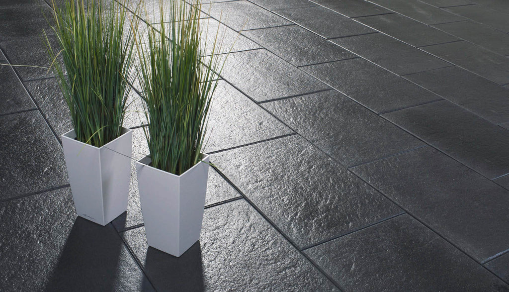 Elegant svart Gerlux-platta från S:T Eriks med slät yta och skyddande impregnering. Perfekt för uteplatser och gångar. Storleken är 400x600x45 mm. Stengrossen säljer produkten.