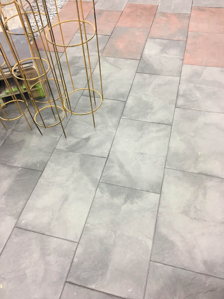 Monterad Gerlux-platta från S:T Eriks med elegant yta, perfekt för att skapa en stilren utomhusmiljö. Plattan är impregnerad vilket gör den motståndskraftig mot smuts och spill. Storleken är 400x600x45 mm. Stengrossen säljer produkten.