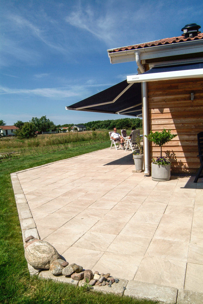 Structura-plattor i Havanna från S:T Eriks, vackert lagda i en trädgårdsmiljö för en harmonisk och naturlig stenläggning. Stengrossen säljer produkten.