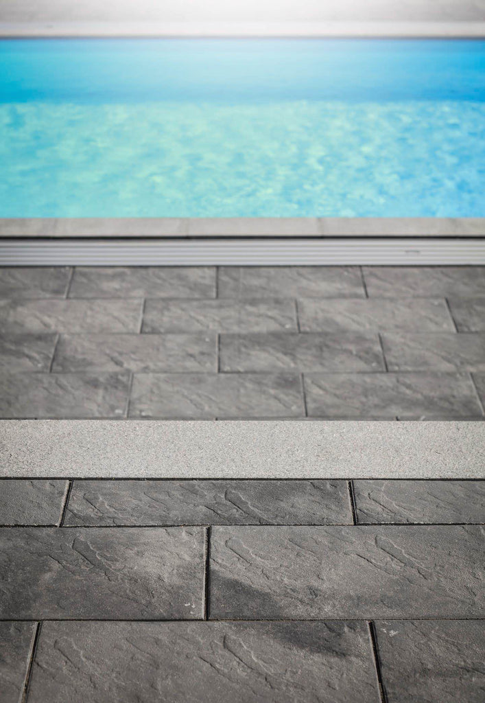 Stor och modern Gerlo-platta från S:T Eriks med strukturerad och melerad yta. Perfekt för gångar och vistelseytor. Storleken är 400x600x45 mm. Stengrossen säljer produkten.