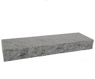 Trappsteg i granit från Portugal, perfekta för stabila och eleganta trappor utomhus. Stengrossen säljer produkten.