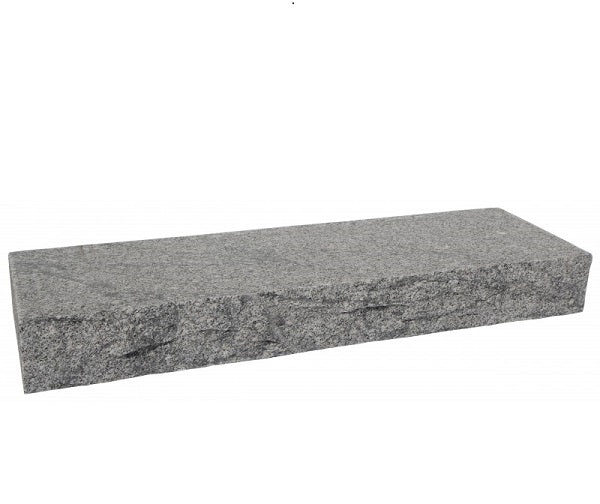 rappsteg i granit från Portugal, perfekta för stabila och eleganta trappor utomhus. Stengrossen säljer produkten.