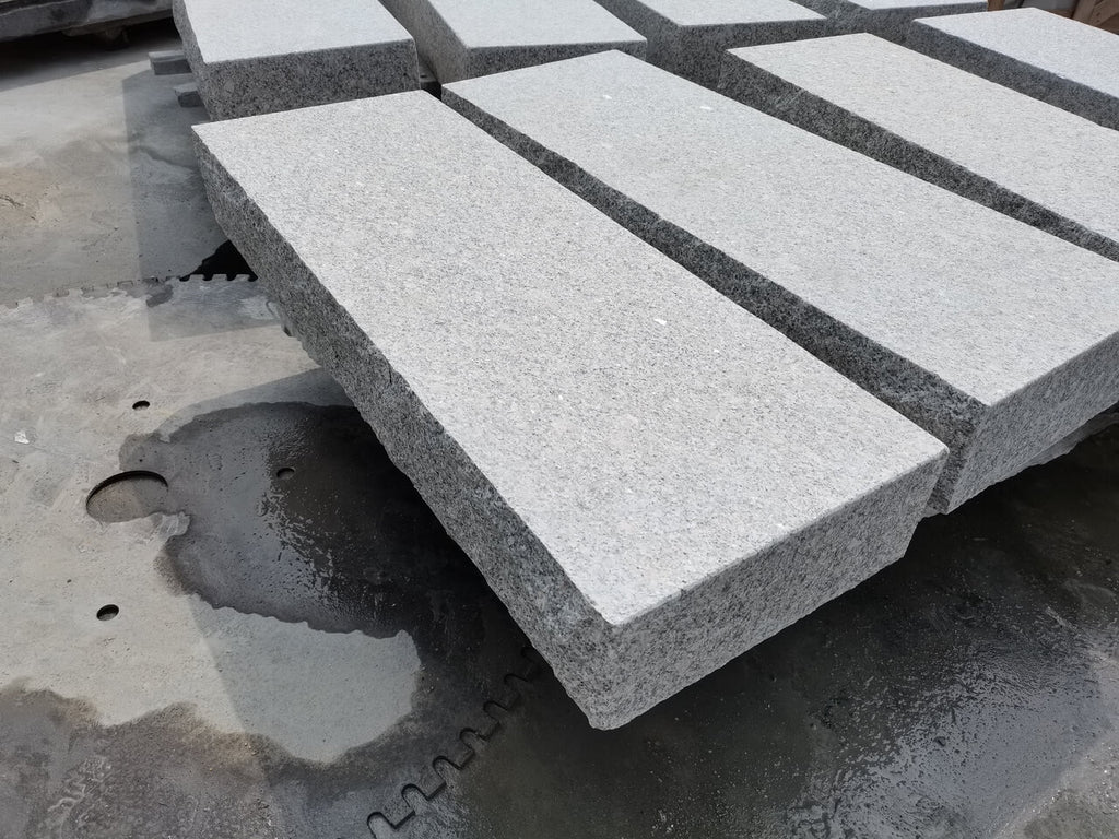 Trappsteg i granit för villatrappor – Estetiskt och funktionellt granitsteg med flammad yta för extra grepp. Stengrossen säljer produkten.