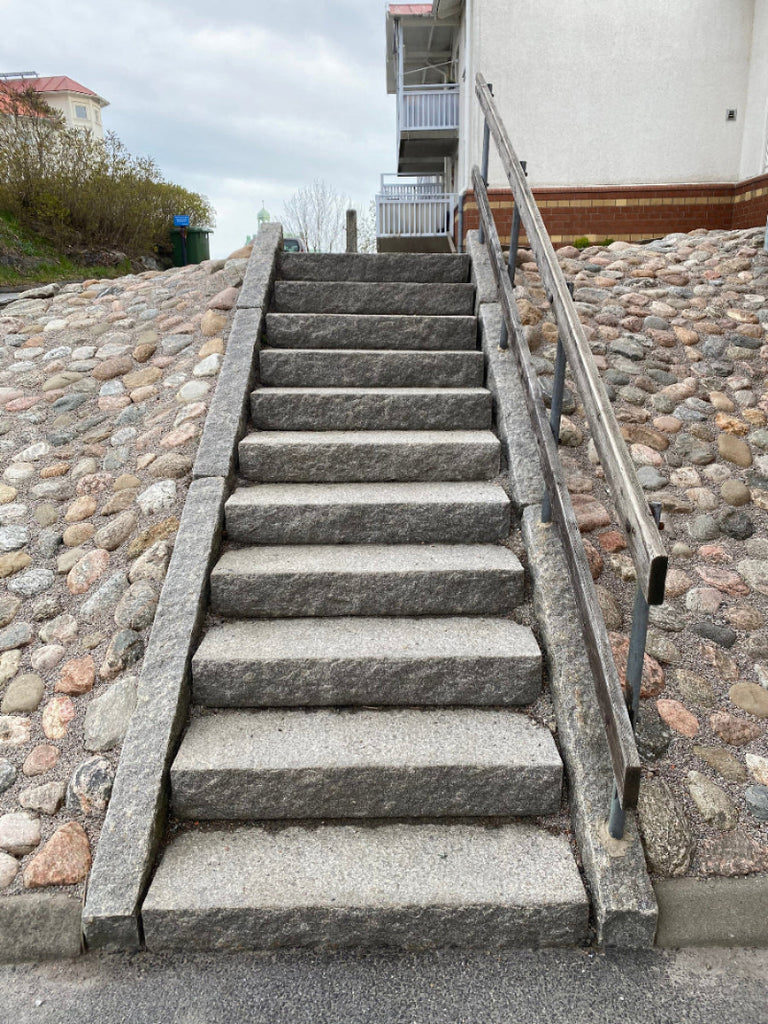 Gedigna blocksteg i svensk Bohusgranit, utformade för att skapa en stabil och estetisk trappkonstruktion. Stengrossen säljer produkten.