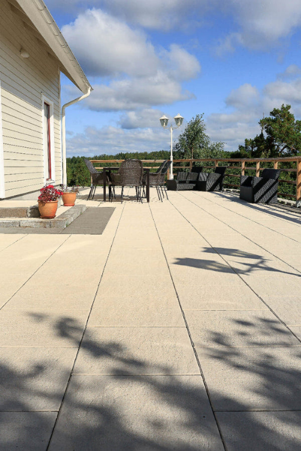 Chateau-platta i Desert från S:T Eriks med en naturlig blandning av beige och sandfärg, perfekt för eleganta uteplatser. Stengrossen säljer produkten.