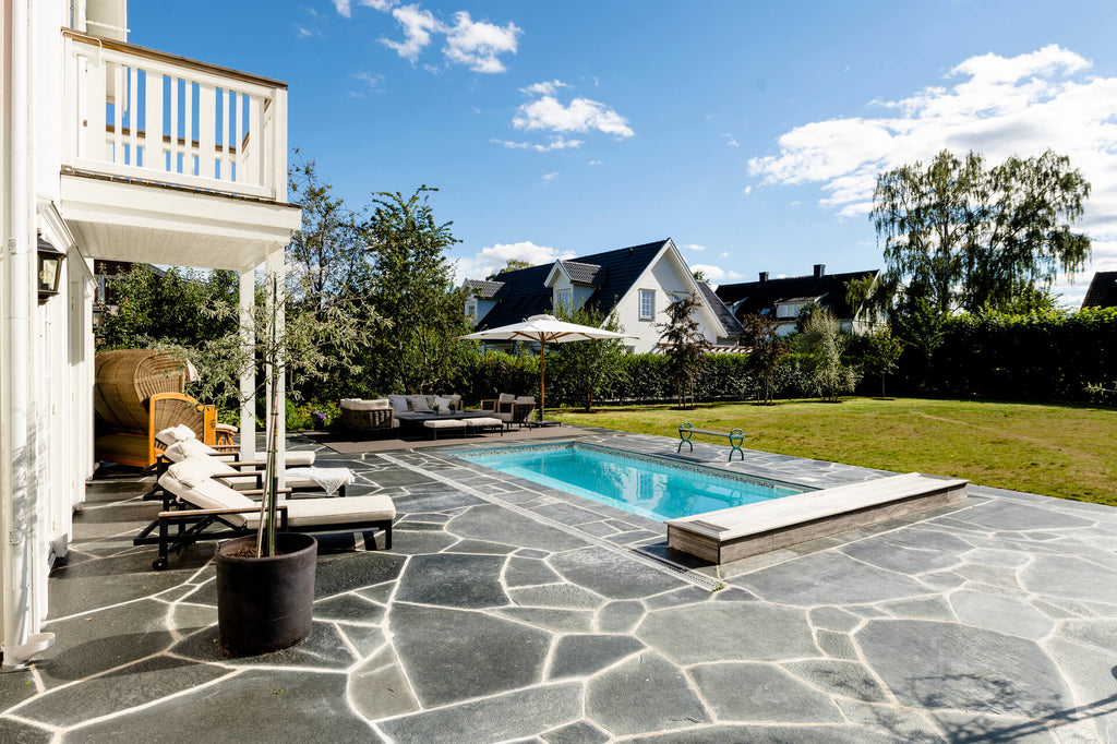 Exklusiv utemiljö med Offerdalsskiffer i Danderyd, lagd runt pool. Stengrossen säljer produkten