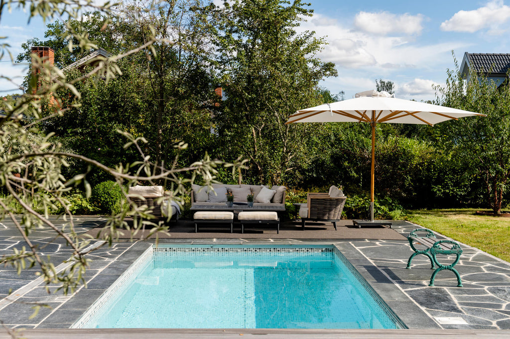 Oregelbunden skiffer från Offerdal skapar harmoniskt poolområde i Stockholm. Stengrossen säljer produkten