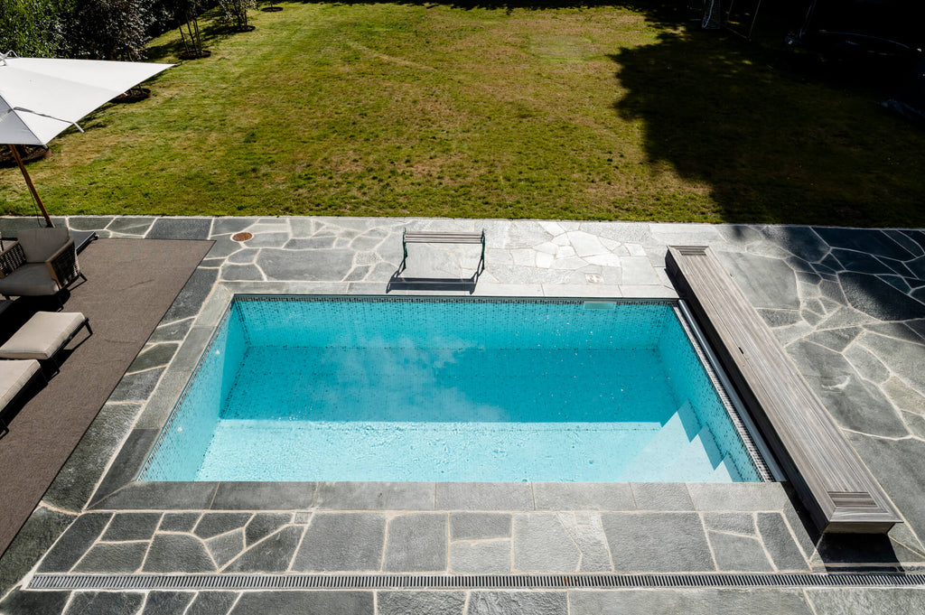 Poolmiljö med klassisk skiffer från Offerdal i Danderydsträdgård. Stengrossen säljer produkten