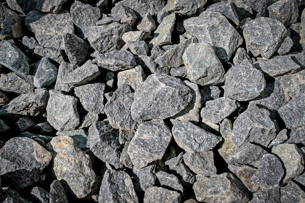 Dekorsten i svart diabas med en stilren, djup färg – helt svart när den är blöt och grafitfärgad när den är torr. Perfekt för gångar, rabatter och dränering. Stengrossen säljer produkten.