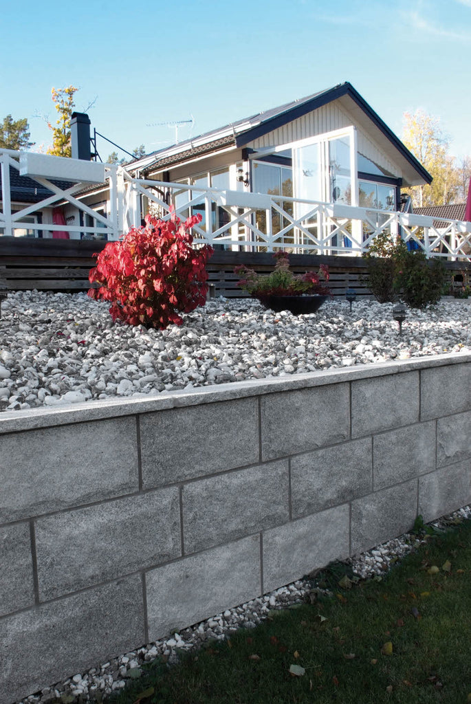 Dekorativ svartvit sjösten med mjuka, naturligt slipade kanter. Perfekt för rabatter, gångar och uteplatser. Stengrossen säljer produkten.