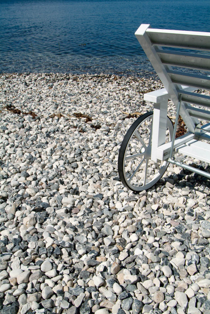 Svartvit sjösten med naturligt rundade former. Skiftar mellan svart och vitt och ger en stilren kontrast i trädgårdar och gångar. Stengrossen säljer produkten.