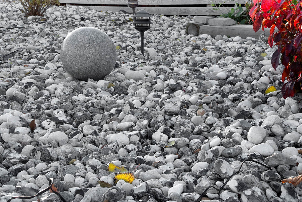 Svartvit sjösten med en elegant färgmix och rundade former. Passar utmärkt för stenläggning, dränering och dekoration. Stengrossen säljer produkten.