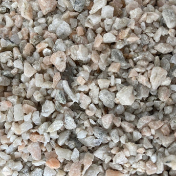 Fältspat – Dekorsten 9-12 mm – Naturlig dekorsten i fältspat med varierande färger och en fraktion på 9-12 mm, idealisk för trädgårdsdesign och dekoration. Stengrossen säljer produkten.