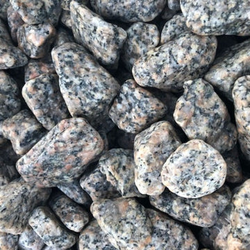 Svensk Grå Tumlad Granit – Dekorsten – Naturlig svensk granit i grå nyans, tumlad för mjuka kanter och en stilren look. Stengrossen säljer produkten.
