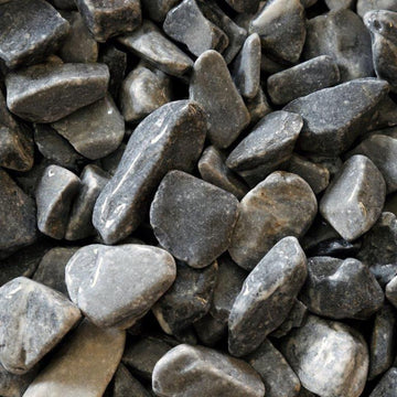 Tumlad Kalksten – Dekorsten – Grå tumlad kalksten med mjuka kanter, idealisk för trädgårdsprojekt och dekorativa ytor. Stengrossen säljer produkten.