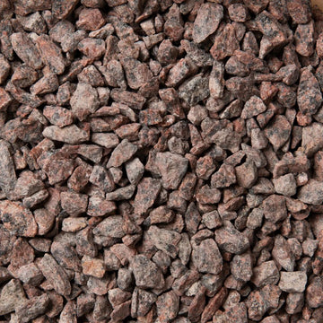 Röd Granit – Krossad Dekorsten – Krossad röd granit i tre olika storlekar, perfekt för trädgårdsdesign och markdekoration. Stengrossen säljer produkten.