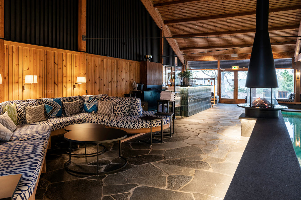 Innemiljö med Offerdalsskiffer i spaavdelning på Djurönäset, med mjuka grå toner – Stengrossen säljer produkten