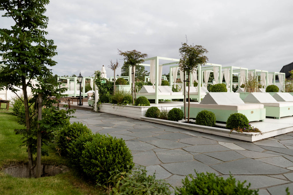 Offerdalsskiffer lagd runt poolområdet på Falkenbergs Strandbad, med naturligt vackra skiftningar – Stengrossen säljer produkten