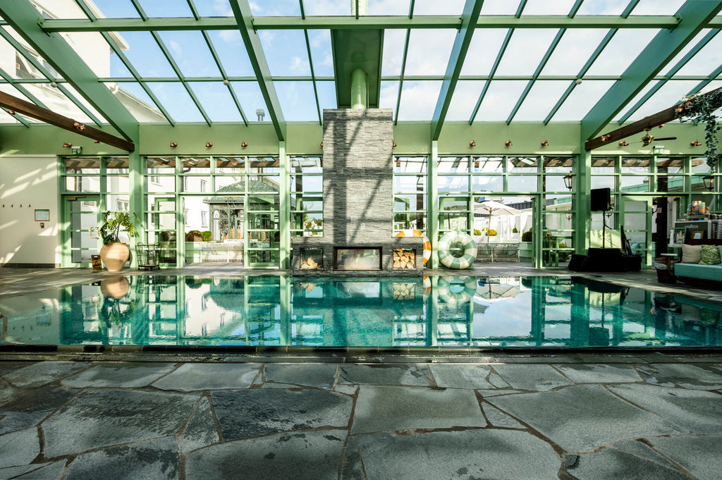 Skifferbeläggning i natursten från Offerdal runt poolkant, skapar en lugn miljö – Stengrossen säljer produkten