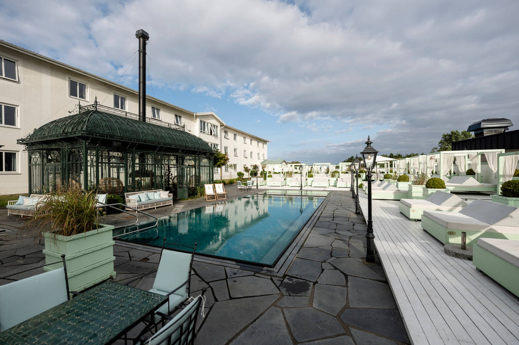 Oregelbunden Offerdalsskiffer i elegant poolmiljö vid Falkenbergs Strandbad – Stengrossen säljer produkten