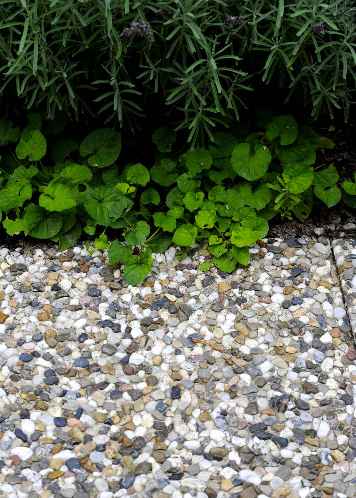 Frilagd platta, även kallad sjöstensplatta, med vit-svart marmor för ett klassiskt och tidlöst uttryck. Perfekt för uteplatser, uppfarter och gångvägar. Tillverkade av S:T Eriks och säljs av Stengrossen.se