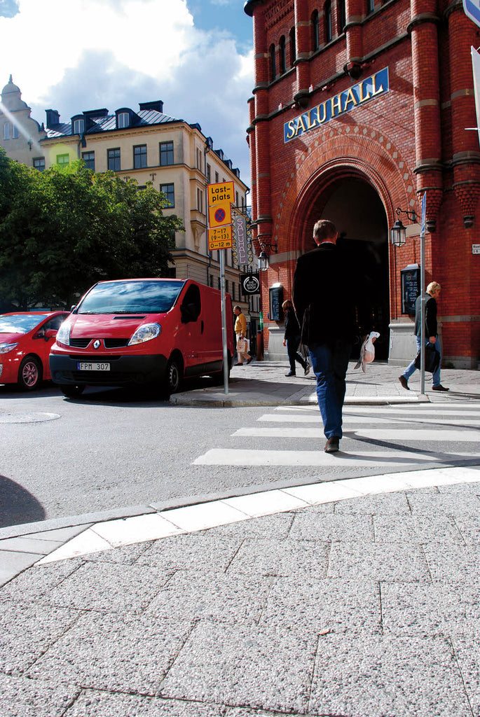 S:t Eriks frilagda plattor i Vit-svart marmor, även kända som de traditionella sjöstensplattorna, skapar en livfull och sofistikerad yta som passar både klassiska och moderna miljöer. Säljs av Stengrossen.se