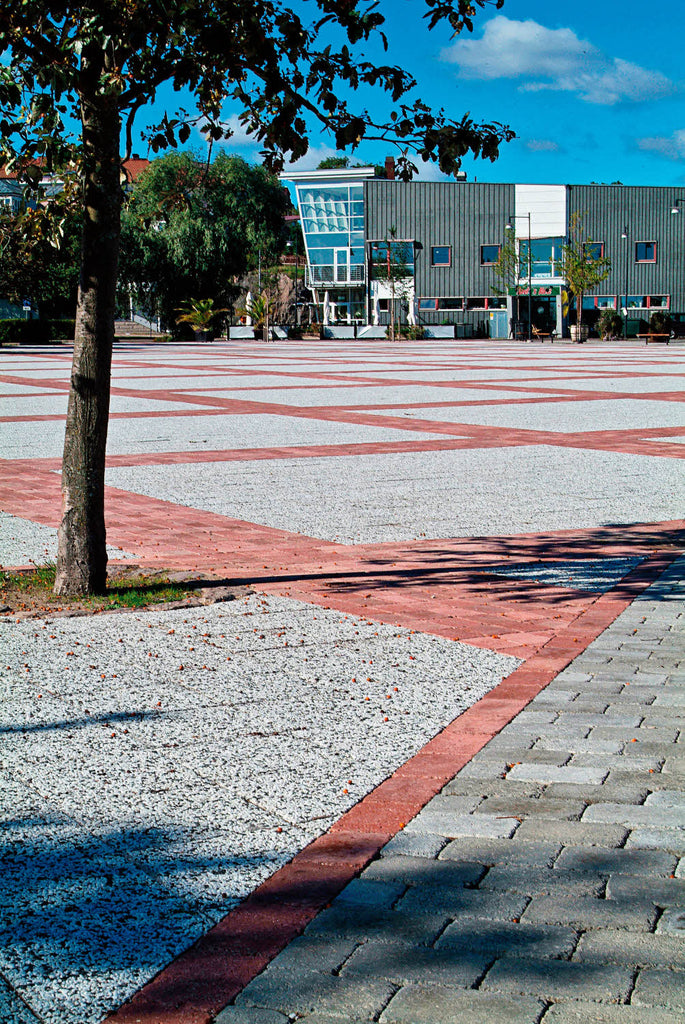 Frilagd platta i vit-svart marmor, även känd som sjöstensplatta, som kombinerar stil och slitstyrka. Passar utmärkt för både privata och offentliga miljöer. Tillverkade av S:T Eriks och säljs av Stengrossen.se