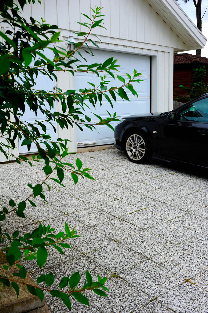 S:t Eriks frilagda plattor i Vit-svart marmor, tidigare kallade sjöstensplattor, kombinerar en tidlös känsla med modern design för att skapa en elegant och slitstark yta. Säljs av Stengrossen.se