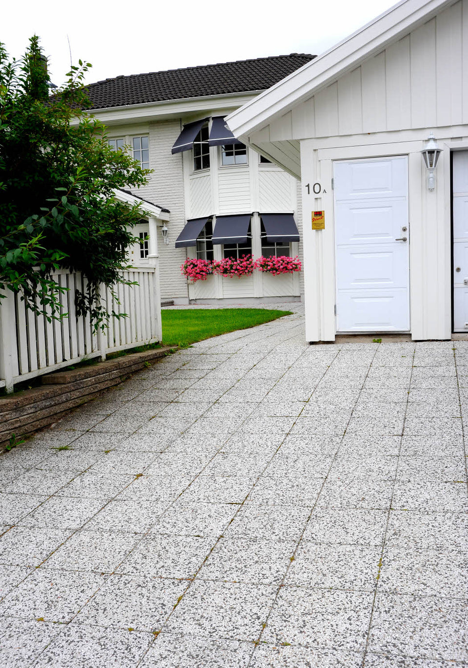 De klassiska sjöstensplattorna, nu i en modern tappning som S:t Eriks frilagda plattor i Vit-svart marmor, erbjuder en exklusiv och hållbar beläggning för uteplatser och gångvägar